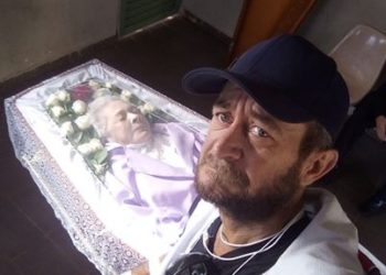 Apenas filho vai ao enterro da mãe e caso emociona internautas