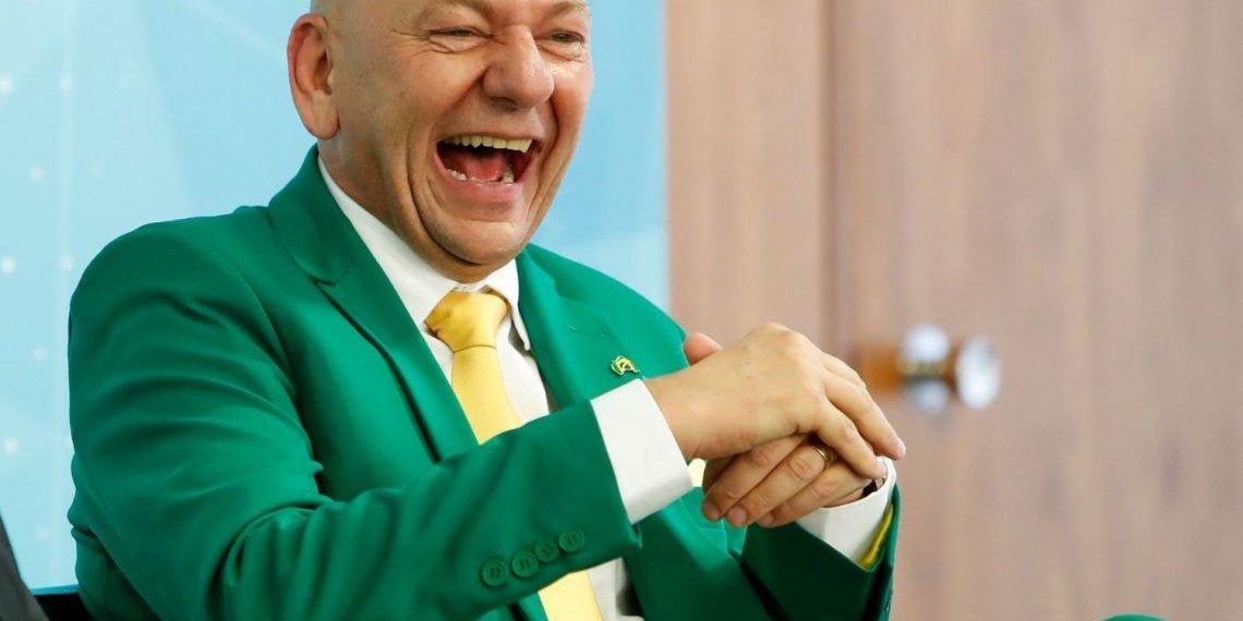 Justiça nega pedido de Lula e mantém faixas bancadas por dono da Havan