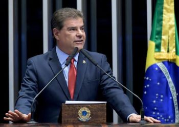 Com 4 jornalistas na equipe, senador gasta R$ 223 mil com mídias digital e visual