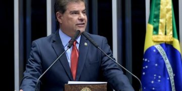 Com 4 jornalistas na equipe, senador gasta R$ 223 mil com mídias digital e visual