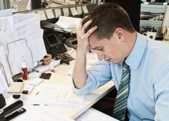 Homens são duas vezes mais emocionais que mulheres no trabalho, diz estudo