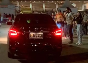 Carro do senador Irajá Abreu, do Tocantins, é flagrado no show do Maroon 5