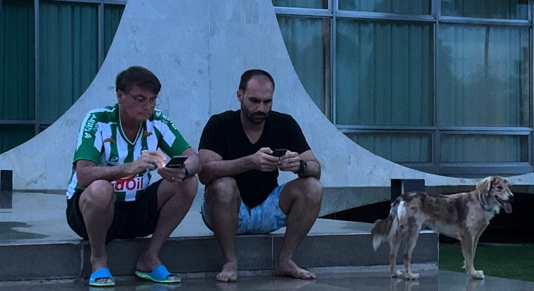 Presidente Bolsonaro acompanha, pelo celular, repercussão sobre as manifestações no País