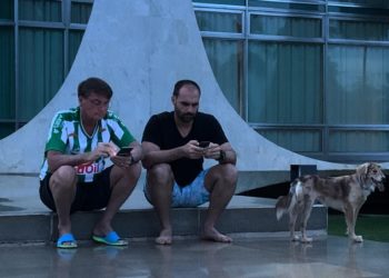 Presidente Bolsonaro acompanha, pelo celular, repercussão sobre as manifestações no País