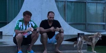 Presidente Bolsonaro acompanha, pelo celular, repercussão sobre as manifestações no País