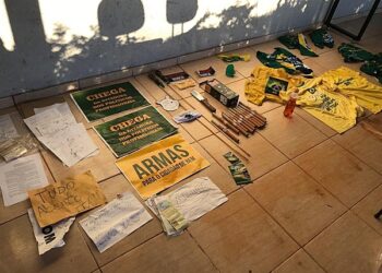 Polícia apreende fogos, bandeiras e camisas do Brasil em operação no QG Rural em Brasília