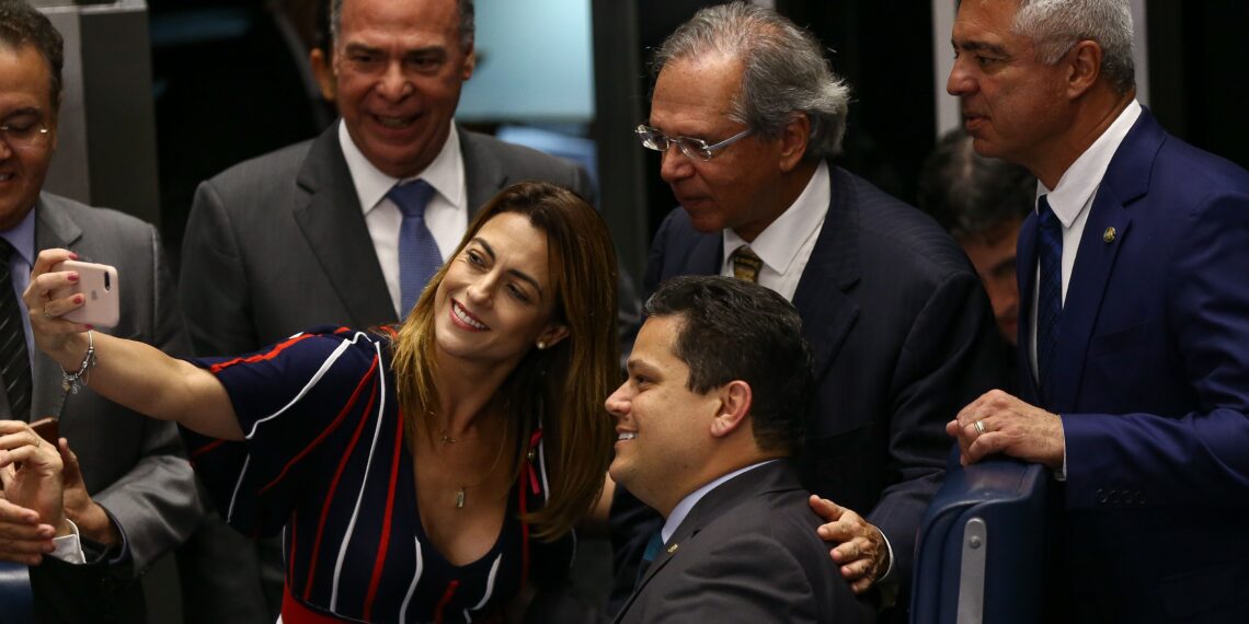 Após atacar Paulo Guedes, Soraya é massacrada por internautas no Twitter