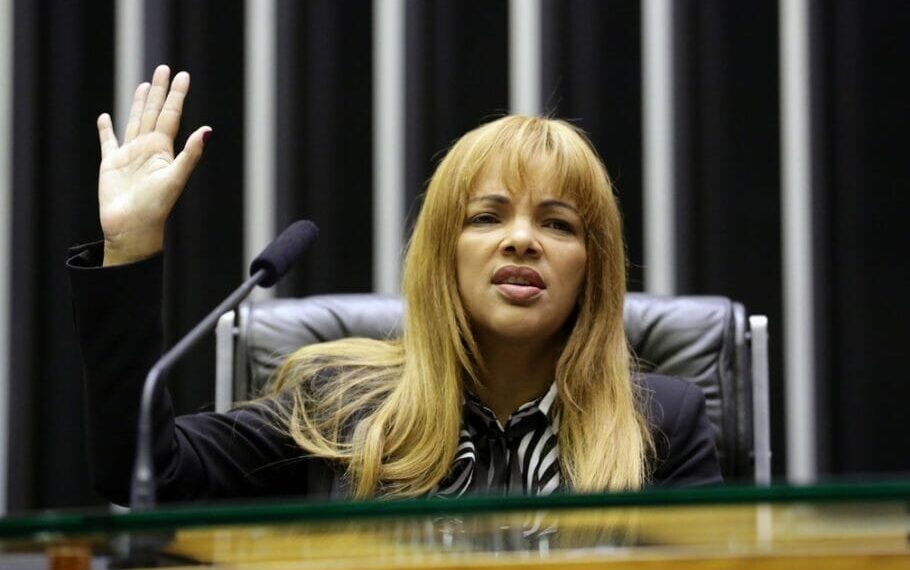 Em vídeo, deputada Flordelis ameaça processar quem a chamou de “assassina”