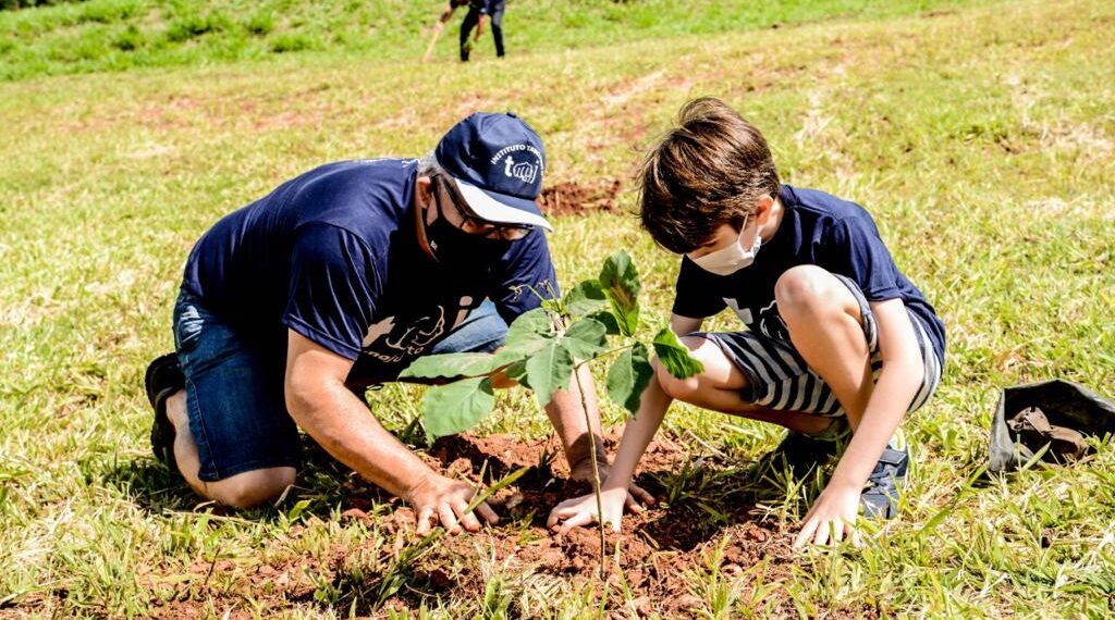 Crianças plantam mudas de árvores do Cerrado no Parque das Nações Indígenas