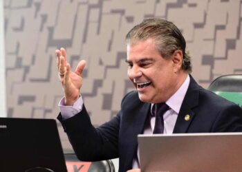 Senador de MS faz lobby por mais carreiras na fila da vacina contra a Covid