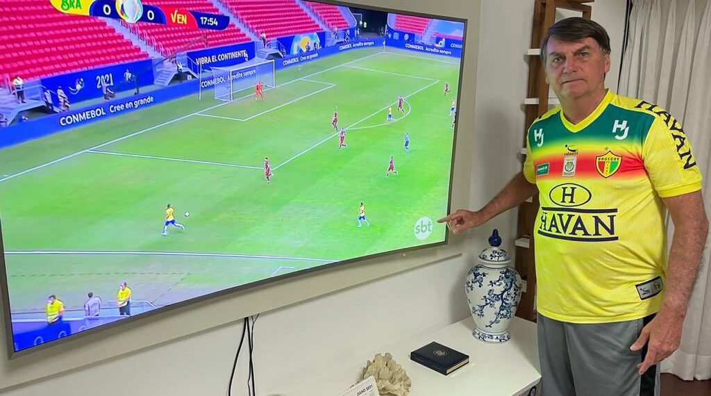 Bolsonaro provoca TV Globo na transmissão de Brasil e Venezuela pelo SBT