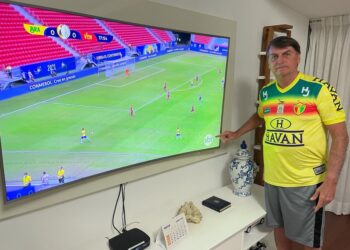 Bolsonaro provoca TV Globo na transmissão de Brasil e Venezuela pelo SBT