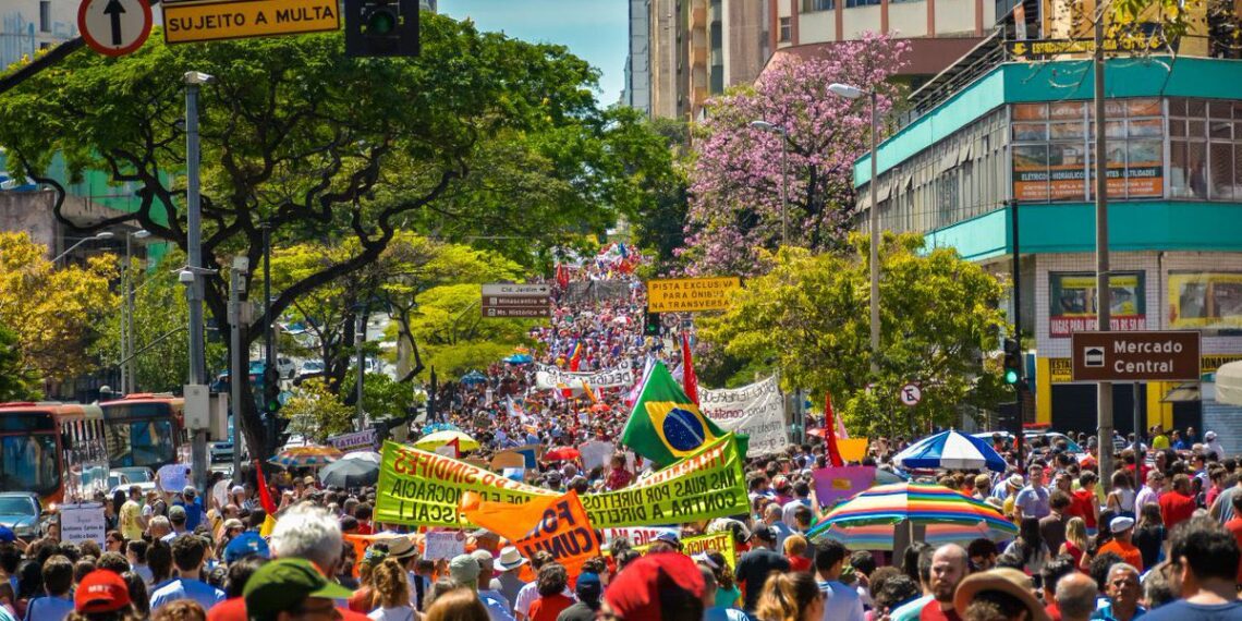 Deputado do PT utiliza foto falsa para destacar protesto contra Bolsonaro em BH