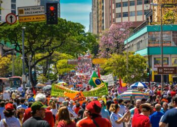 Deputado do PT utiliza foto falsa para destacar protesto contra Bolsonaro em BH