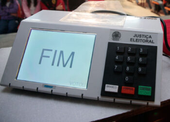 Luiz Ovando e Bia Kicis contestam “segurança absoluta” da urna eletrônica