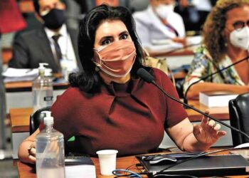 Reverendo e coronel usam Deus e pátria para esconder falcatruas, diz Simone