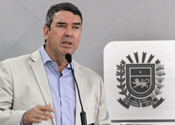 Nosso foco é a vacina, diz Eduardo Riedel, que anuncia retorno das aulas presenciais