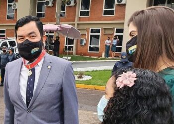 PM dá medalha a deputado acusado de atentado falso e porte ilegal de armas