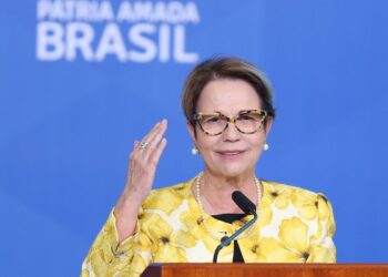 Labaredas, a coluna: Sucessão estadual, casal desinibido e os voos de Simone e Mandetta