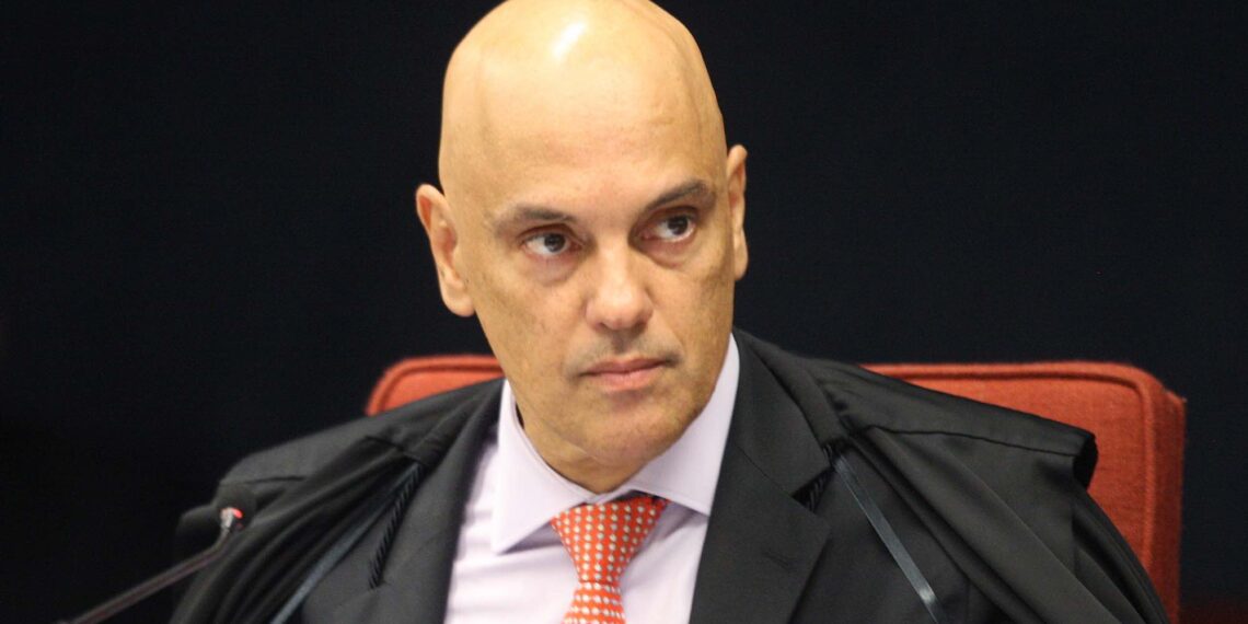 A piada do ano: IstoÉ escolhe Alexandre de Moraes como o Brasileiro de 2021