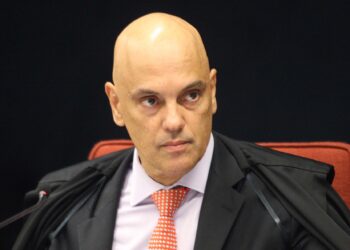 A piada do ano: IstoÉ escolhe Alexandre de Moraes como o Brasileiro de 2021