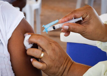 Brasil chega a 320 milhões de vacinas aplicadas contra Covid-19