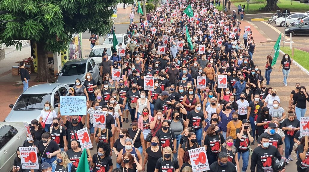 Sem dinheiro para aumentar salário de professor, Trad torrou R$ 60 milhões em propaganda