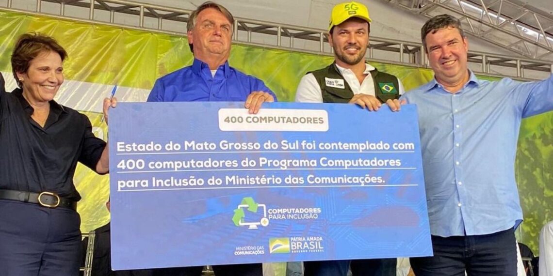 Com Bolsonaro e Tereza, Riedel entrega títulos no maior assentamento do país