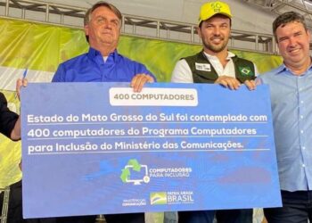 Com Bolsonaro e Tereza, Riedel entrega títulos no maior assentamento do país