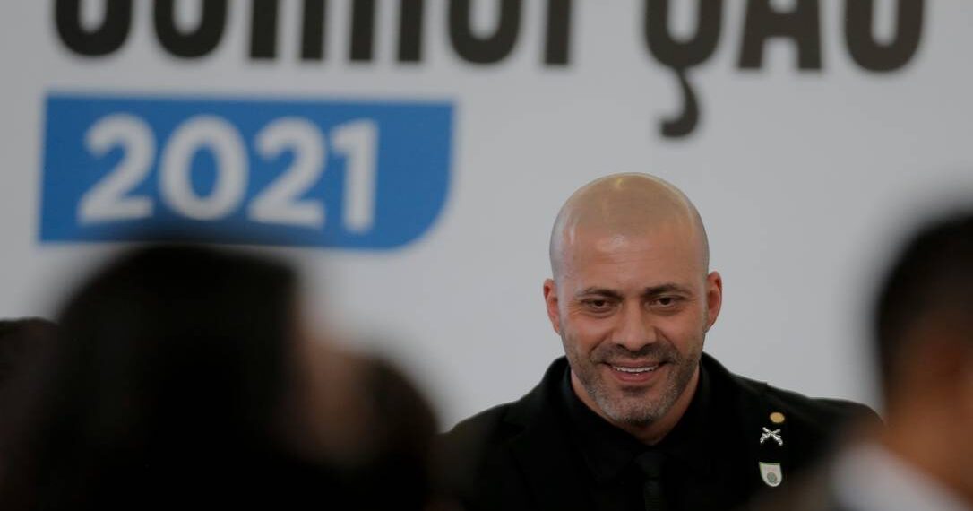 Presidente Bolsonaro edita decreto perdoando crimes de Daniel Silveira