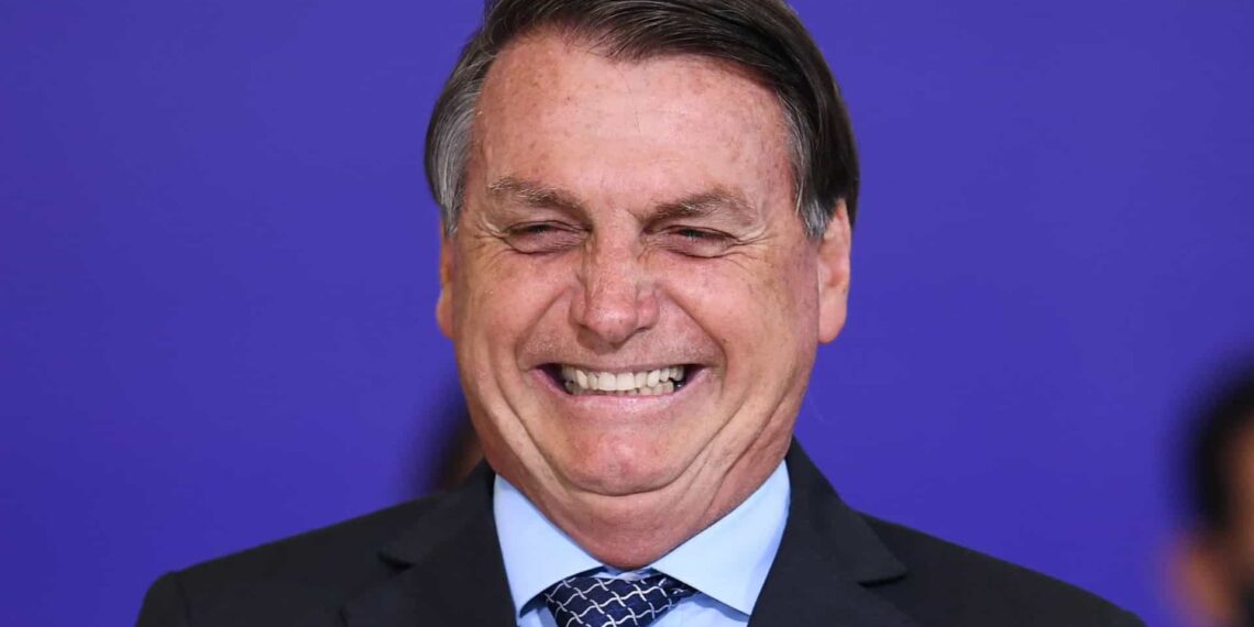 Bolsonaro ri de mensagem sobre chapa Lula e Alckmin para disputar a Presidência