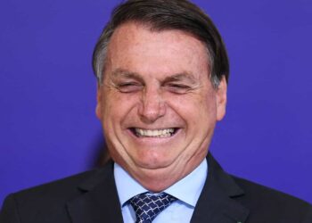 Bolsonaro ri de mensagem sobre chapa Lula e Alckmin para disputar a Presidência