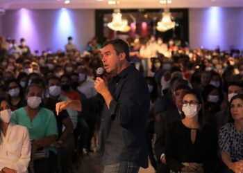 Avesso a discursos vazios, Eduardo Riedel eleva nível do debate ao governo