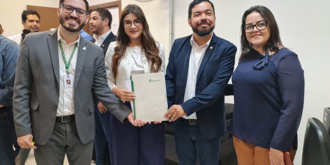 Mulher de deputado se passa por coordenadora de projetos do governo federal