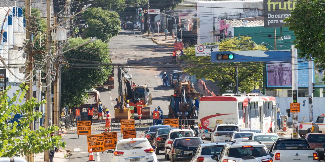 Viraliza vídeo de motorista que implora pelo fim das obras em Campo Grande