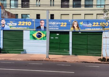 TRE determina retirada de propaganda irregular de Trutis e esposa