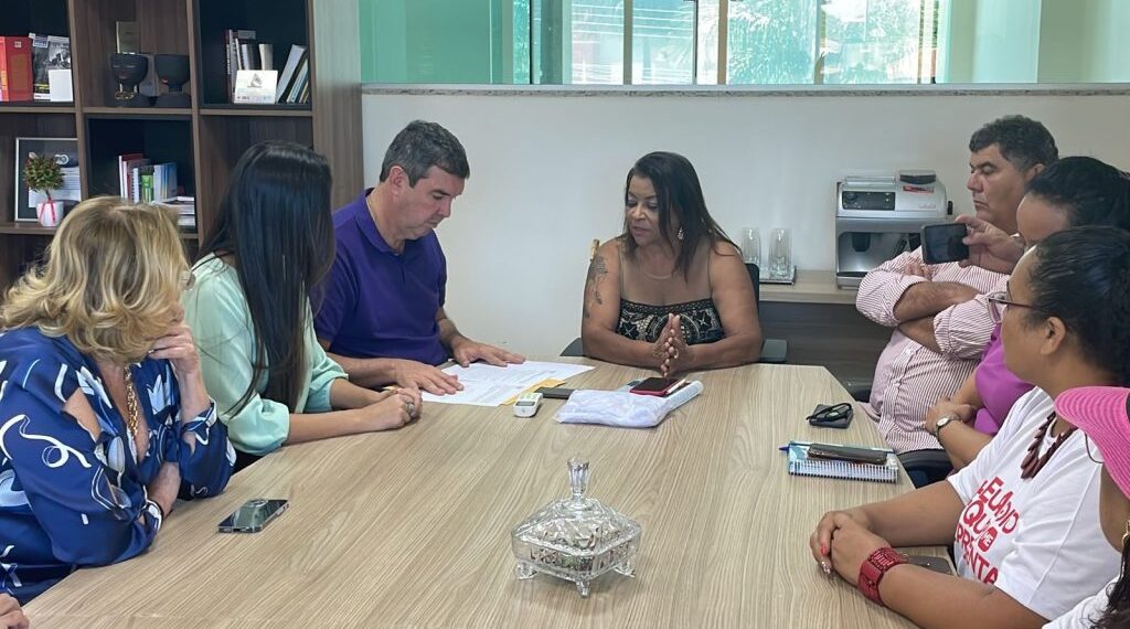 Riedel se reúne com Fetems e garante equiparar salários de professores do Estado