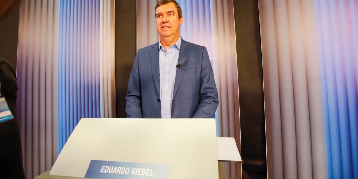 Debate: Riedel garante impostos justos e custo menor dos serviços públicos