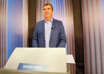 Debate: Riedel garante impostos justos e custo menor dos serviços públicos