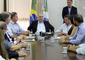 Estado pagará 3 folhas do funcionalismo antes do Natal, anuncia Reinaldo Azambuja