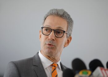 Zema critica comunicação do governo e diz que Bolsonaro “perdeu para si mesmo”