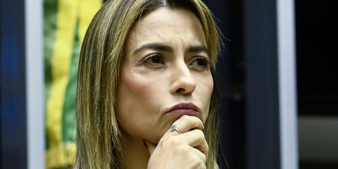 Soraya faz post insinuando que está solteira e causa burburinho no Twitter