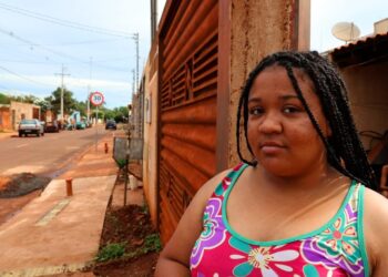 Asfalto põe fim à rotina de lama e poeira de moradores do Aero Racho na capital