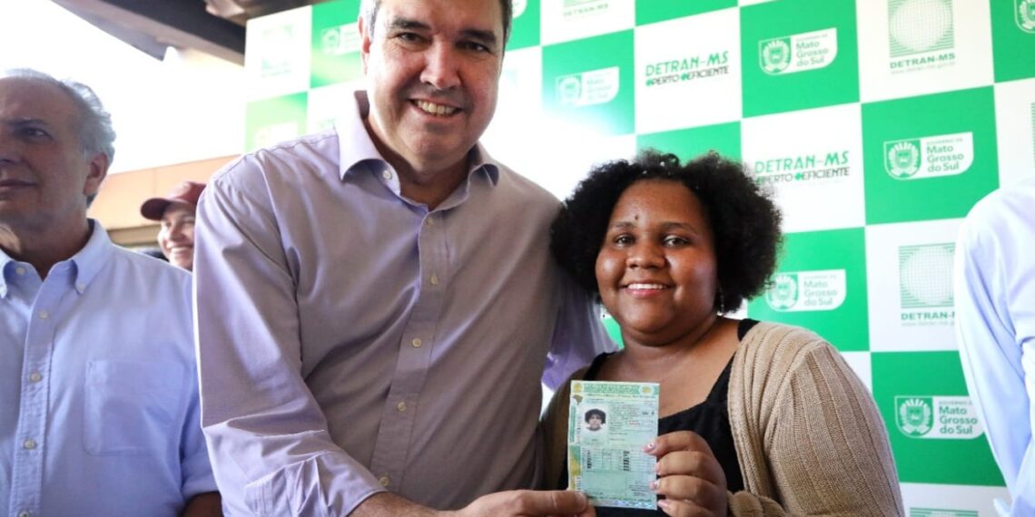 Professora de educação especial é a primeira a receber CNH gratuita do Estado