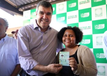 Professora de educação especial é a primeira a receber CNH gratuita do Estado