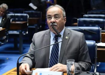 Preso com dinheiro nas nádegas, senador é eleito membro da Mesa do Senado