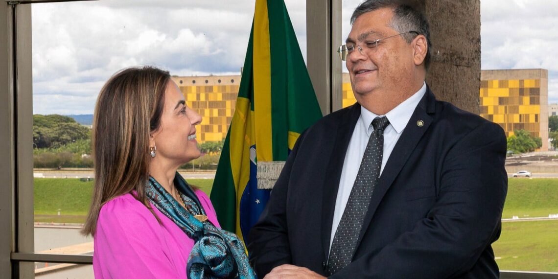 Senadora testa popularidade e é xingada ao vivo por ouvinte em Campo Grande