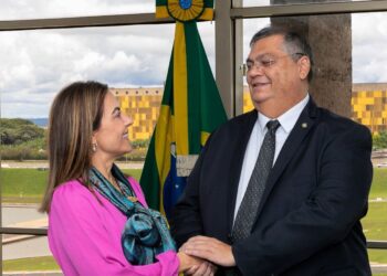 Senadora testa popularidade e é xingada ao vivo por ouvinte em Campo Grande