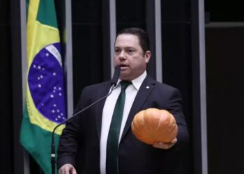 Com abóbora na mão, deputado ironiza promessa de Lula: ‘o povo não é porco’