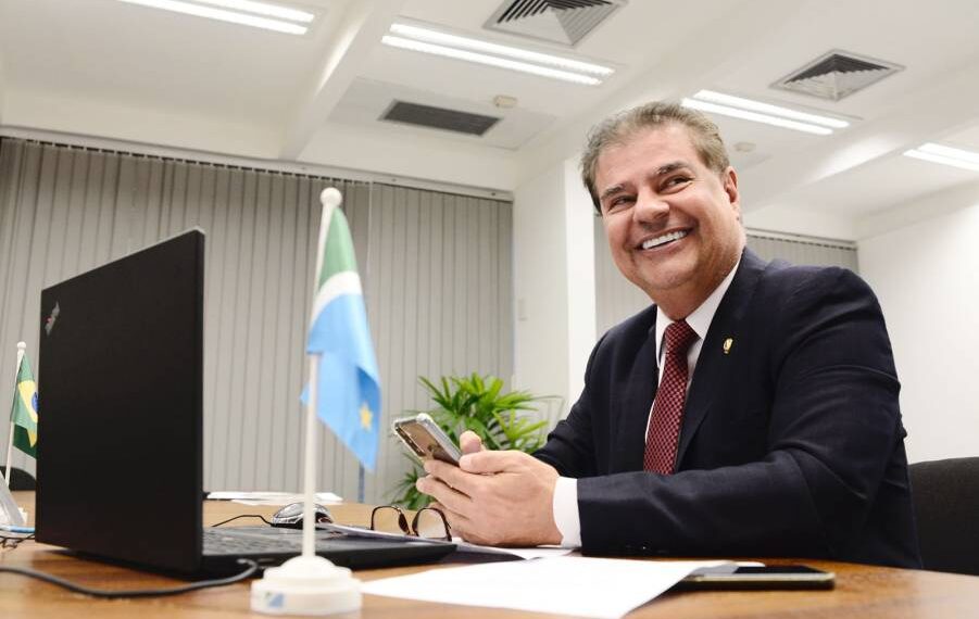 Nelsinho Trad paga R$ 312 mil com verba pública à empresa de sua ex-assessora